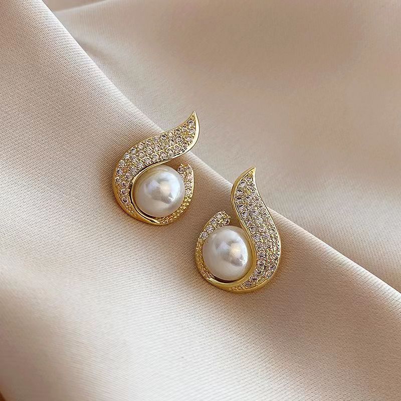 Pearl studs earrings